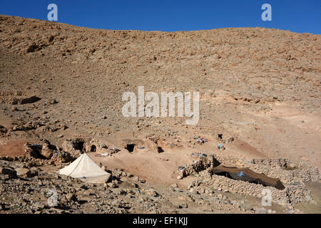 Tenda berbera e grotta insediamento nelle montagne Atlas, Marocco Foto Stock