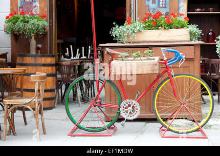 Vecchia bicicletta colorati che trasportano fiori Foto Stock