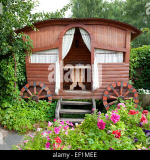 Gazebo in legno in giardino Foto Stock