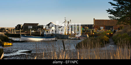 Barche da pesca Brancaster Staithe Harbour Foto Stock