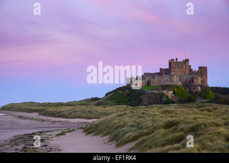 Il castello di Bamburgh al crepuscolo, Northumberland, Inghilterra Foto Stock