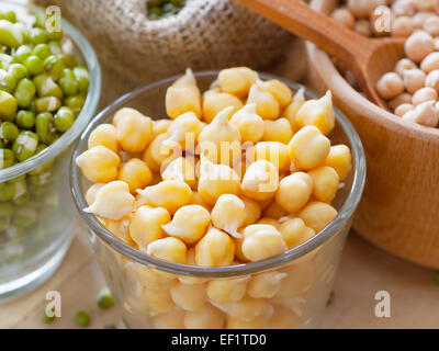 Ceci e verde Mung bean i germogli in vaso Foto Stock