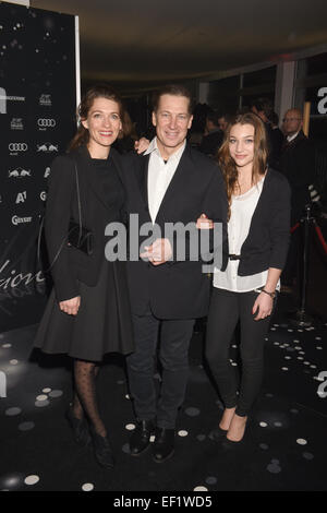 Attore austriaco Tobias Moretti (C), la moglie Julia (L) e loro doughter Antonia arriva per il Kitz gara Party Club 2015 a Kitzbuehel Austria, 24 gennaio 2015. Foto: Felix Hoerhager/dpa una Foto Stock