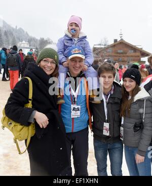 Kitzbuehel, Austria. 24 gen 2015. Attore austriaco Tobias Moretti, sua moglie Julia e i loro tre figli (L-R), Rosa Caecilia, Lenzo Valentino, und Antonia pongono a Hahnenkamm gara a Kitzbuehel Austria, 24 gennaio 2015. Foto: FELIX HOERHAGER/dpa/Alamy Live News Foto Stock