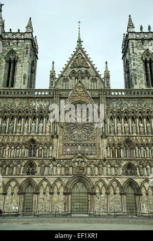 La cattedrale di Nidaros a Trondheim, Norvegia costruita sopra il luogo di sepoltura di San Olaf, il Re di Norvegia nel XI secolo Foto Stock