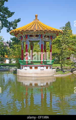 Cinese tradizionale giardino con laghetto Foto Stock