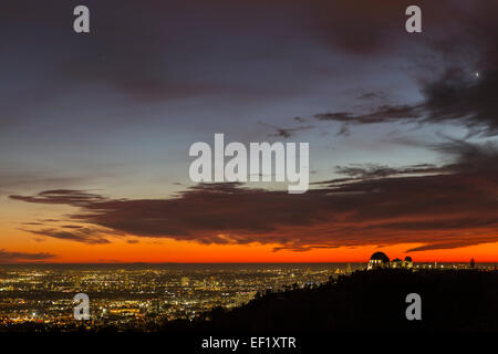 Rosso tramonto cityscape vista Da Griffith Park di Los Angeles, California. Foto Stock