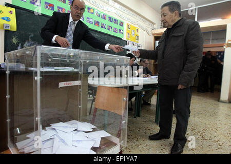 Atene, Grecia. 25 gennaio, 2015. Un uomo getta il suo voto in corrispondenza di una stazione di polling in Atene, Grecia il 25 gennaio, 2015. Gli elettori greci ha iniziato la colata loro schede elettorali domenica in un attimo le elezioni generali che deciderà se il debito-laden paese continuerà a mantenere il rigore e percorso di riforma o cambiamento di rotta. Credito: Marios Lolos/Xinhua/Alamy Live News Foto Stock