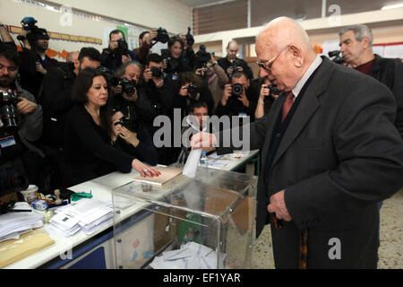 Atene, Grecia. 25 gennaio, 2015. Un uomo getta il suo voto in corrispondenza di una stazione di polling in Atene, Grecia, 25 gennaio, 2015. Gli elettori greci ha iniziato la colata loro schede elettorali domenica in un attimo le elezioni generali che deciderà se il debito-laden paese continuerà a mantenere il rigore e percorso di riforma o cambiamento di rotta. Credito: Marios Lolos/Xinhua/Alamy Live News Foto Stock