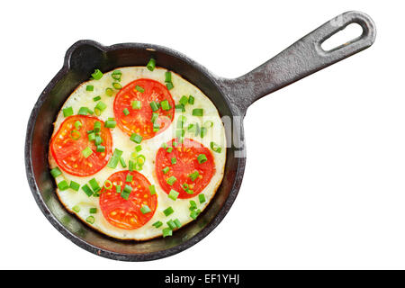 Padella con uova strapazzate e pomodori isolato Foto Stock