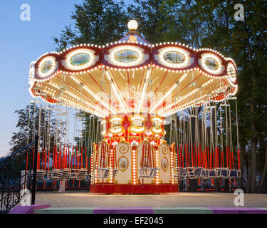 Giostra illuminata nel parco di divertimenti Foto Stock
