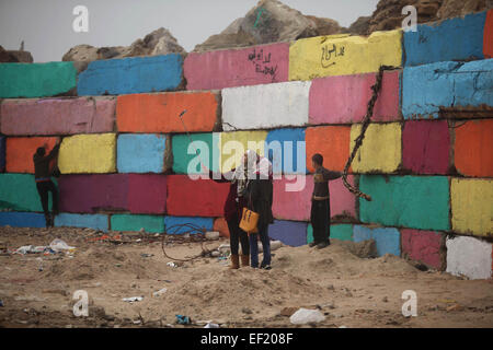 La città di Gaza, Striscia di Gaza, Territori palestinesi. 25 gennaio, 2015. Le donne palestinesi prendere un selfie vicino al grande muro di pietre su gennaio 25, 2015 che è stata dipinta da artisti locali presso il porto di Gaza City nel tentativo di portare colori più vivaci della città © Ashraf Amra/immagini APA/ZUMA filo/Alamy Live News Foto Stock