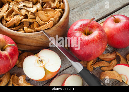 Essiccato fette di mela e freschi frutti di Apple sul tavolo da cucina Foto Stock