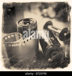 Una vecchia foto rotoli di pellicola, la cassetta e il retro della fotocamera. Foto d'epoca stilizzato. Foto Stock