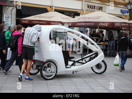 Rispettosi dell'ambiente bicicletta elettrica taxi (ciclo bike; velo) in taxi in attesa di clienti in Moscown Foto Stock