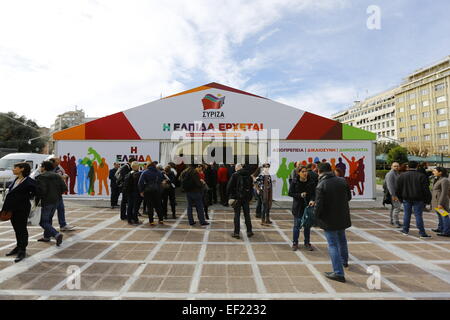 Atene, Grecia. 25 gennaio, 2015. Gli elettori e premere venuti alla cabina elettorale di SYRIZA nel centro di Atene. Meno di un mese dopo il fallimento del governo greco di eleggere un nuovo presidente, i greci sono chiamati a eleggere un nuovo Parlamento fuori di 22 partiti politici e le coalizioni. © Michael Debets/Pacific Press/Alamy Live News © PACIFIC PRESS/Alamy Live News Foto Stock