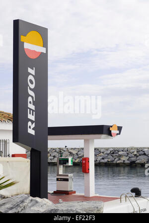 Repsol, benzina gas station per yacht e barche, porto di Puerto Banus, Marina, Marbella, Andalusia, Spagna Foto Stock