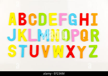Alfabeto colorato magneti su una lavagna Foto Stock