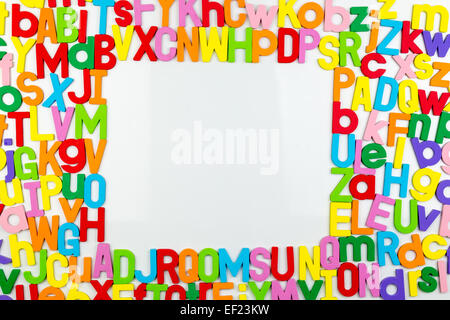Telaio di alfabeto colorato magneti su una lavagna Foto Stock