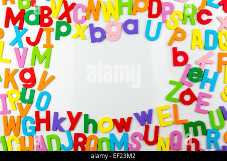 Telaio di alfabeto colorato magneti su una lavagna Foto Stock