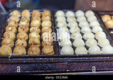 Takoyaki giapponese in un mercato notturno in Taiwan Foto Stock