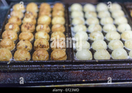 Takoyaki giapponese in un mercato notturno in Taiwan Foto Stock