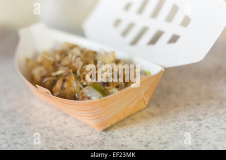 Takoyaki giapponese in un mercato notturno in Taiwan Foto Stock