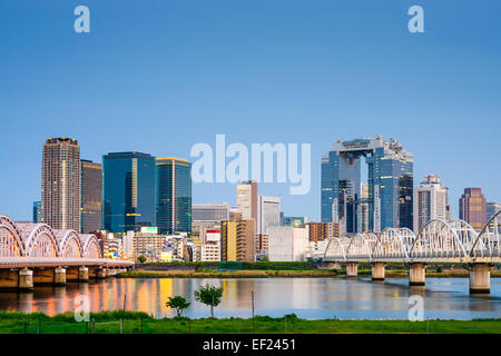 Osaka, Giappone skyline a Umeda di tutto il fiume Yodogawa. Foto Stock