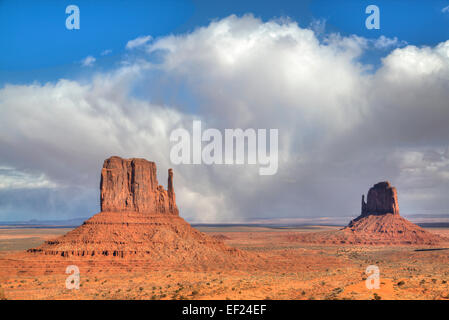 West Mitten Butte (sinistra), East Mitten Butte (a destra), il parco tribale Navajo Monument Valley, Utah, Stati Uniti d'America Foto Stock