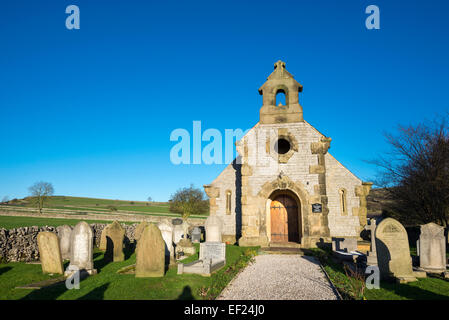 Piccola cappella Longstone vicino Monsal in testa il Peak District. Un soleggiato inverni giornata con il profondo blu del cielo sopra la testa. Foto Stock