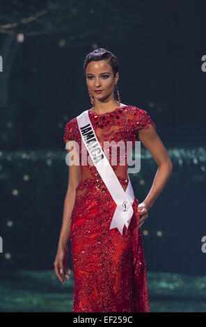 Miami, FL, Stati Uniti d'America. Xxi gen, 2015. Miami, FL - gennaio 21: Miss Giamaica Kaci Fennell passeggiate sul palco durante l'abito formale porzione del 2015 Miss Universo Pageant evento tenutosi presso UIF Arena on gennaio 21, 2015 a Miami, FL. Photo credit: Andrea, Patrono © Andrew patrono/ZUMA filo/Alamy Live News Foto Stock