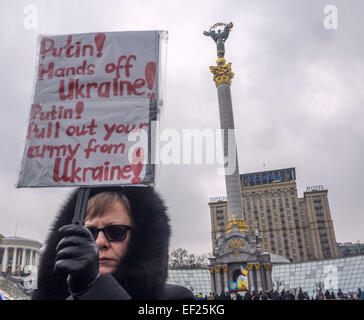 Indifferente ucraino detiene una targhetta contro l aggressione russa. 25 gennaio, 2015. -- Oggi. 25 gennaio 2014, presso la piazza Indipendenza a Kiev in Ucraina, ha onorato la memoria di coloro che sono morti in Mariupol.ieri il russo-truppe terroristiche sparato Mariupol, Donetsk regione del lancio di molteplici sistemi di razzo ''Grad''. Secondo recenti rapporti, uccidendo almeno 30 persone e il ferimento di circa un centinaio di. © Igor Golovniov/ZUMA filo/Alamy Live News Foto Stock