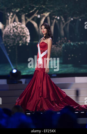 Miami, FL, Stati Uniti d'America. Xxi gen, 2015. Miami, FL - gennaio 21: Miss cina hu Yanliang passeggiate sul palco durante l'abito formale porzione del 2015 Miss Universo Pageant evento tenutosi presso UIF Arena on gennaio 21, 2015 a Miami, FL. Photo credit: Andrea, Patrono © Andrew patrono/ZUMA filo/Alamy Live News Foto Stock