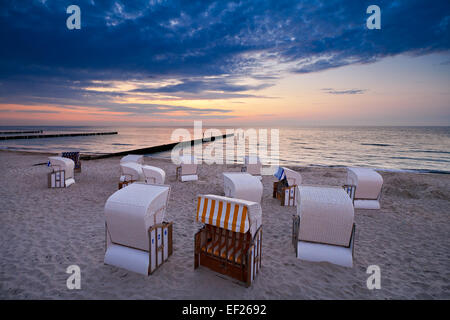 Sedie a sdraio sulla riva del Mar Baltico Foto Stock
