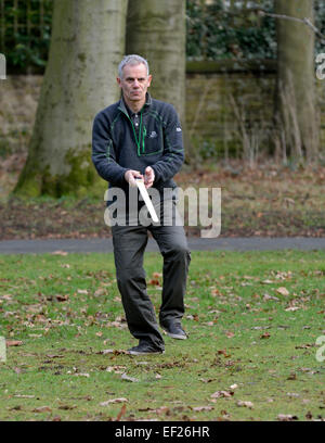 Un uomo di praticare il tai chi in un parco Foto Stock