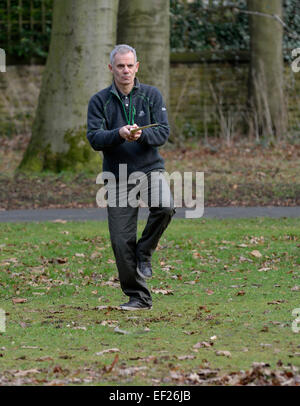 Un uomo di praticare il tai chi in un parco Foto Stock