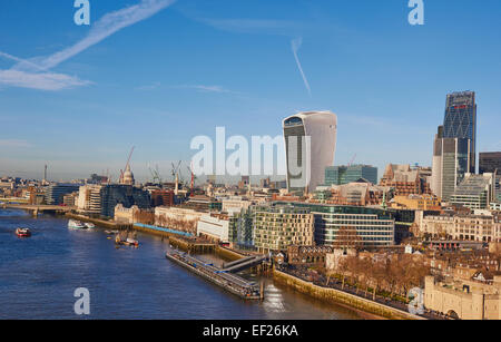 Vista panoramica sullo skyline di Londra tra cui il futuristico "walkie talkie " e " Grattuggia formaggio" Immobili Inghilterra Europa Foto Stock