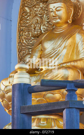 Golden seduto statua del Buddha Battersea Park Pagoda della Pace Londra Inghilterra Europa Foto Stock