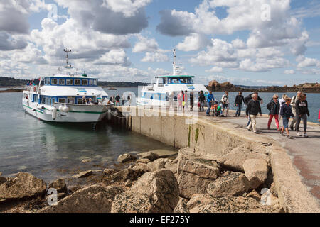 I turisti che arrivano con il traghetto, l'Île de Bréhat, Finistère Bretagna, Francia. Foto Stock