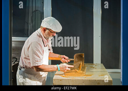 Detroit, Michigan - un lavoratore rende fudge a Ryba's Fudge. Foto Stock
