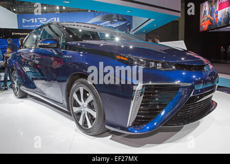 Detroit, Michigan - Il 2016 Toyota Mirai cella a combustibile idrogeno veicolo sul display al North American International Auto Show. Foto Stock