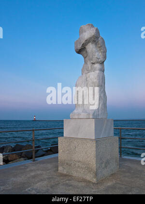 Statua sulla Mole in Warnemuende (Germania). Foto Stock