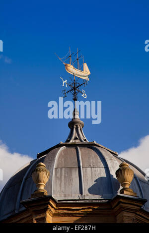 Galeone mare banderuola sulla cima di uno storico edificio di Bristol. Cielo blu Foto Stock