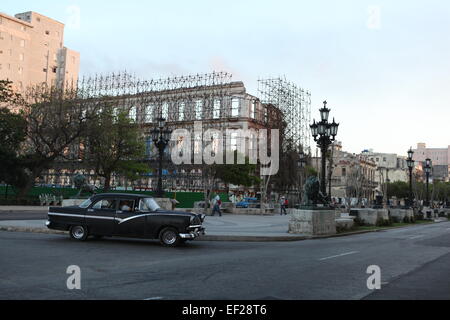 Edificio in fase di ristrutturazione e la vecchia vettura americana passando da, Old Havana, Cuba Foto Stock