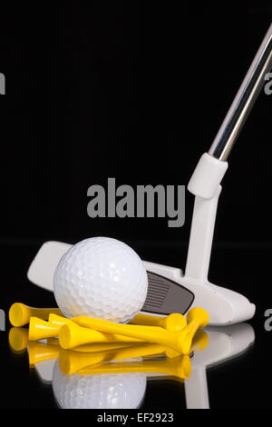 Golf putter e diverse attrezzature da golf sul vetro nero scrivania Foto Stock