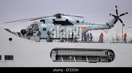 AJAXNETPHOTO. 16gennaio 2015. PORTSMOUTH, Inghilterra. - La Cina NAVY visita termina - UNO DEI DUE Z8J elicotteri sul ponte di volo di trasporto anfibio DOCK Piano nave - CHANG BAI SHAN (P989). Come la nave partì dalla base navale in rotta di Kiel, Germania. Foto:TONY HOLLAND/AJAX REF:DTH151601 2021 Foto Stock