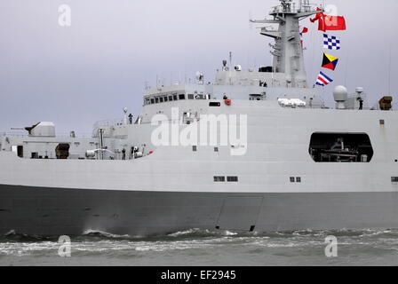 AJAXNETPHOTO. 16gennaio 2015. PORTSMOUTH, Inghilterra. - La Cina NAVY visita termina - piano di trasporto anfibio DOCK (P989) CHANG BAI SHAN lascia la base navale dopo la visita di cortesia, en route a Kiel, Germania. Foto:TONY HOLLAND/AJAX REF:DTH151601 2017 Foto Stock