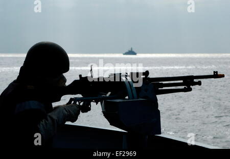 AJAXNETPHOTO - 2005 - ROYAL NAVY FOST FORMAZIONE - un marinaio sul ponte della fregata HMS KENT sulla difensiva contro l'attacco dell'aria. Foto:JONATHAN EASTLAND/AJAX REF:50410/538 30Th October, 2011 - vedi storia - REGNO UNITO GOV SANZIONI Le guardie armate sulla bandiera britannica NAVI MERCANTILI LA VELA AD EST DI SUEZ. Foto Stock