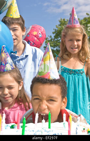 Un gruppo di bambini alla festa di compleanno Foto Stock
