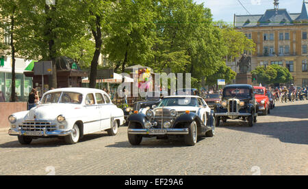 LVOV, Ucraina - 11 Maggio: vetture retrò Berlina Coupe, Zaporozhets (Eliette, Yalta, ZAZ) sul rally in città vacanze giorno 11 Maggio, 2013 Foto Stock